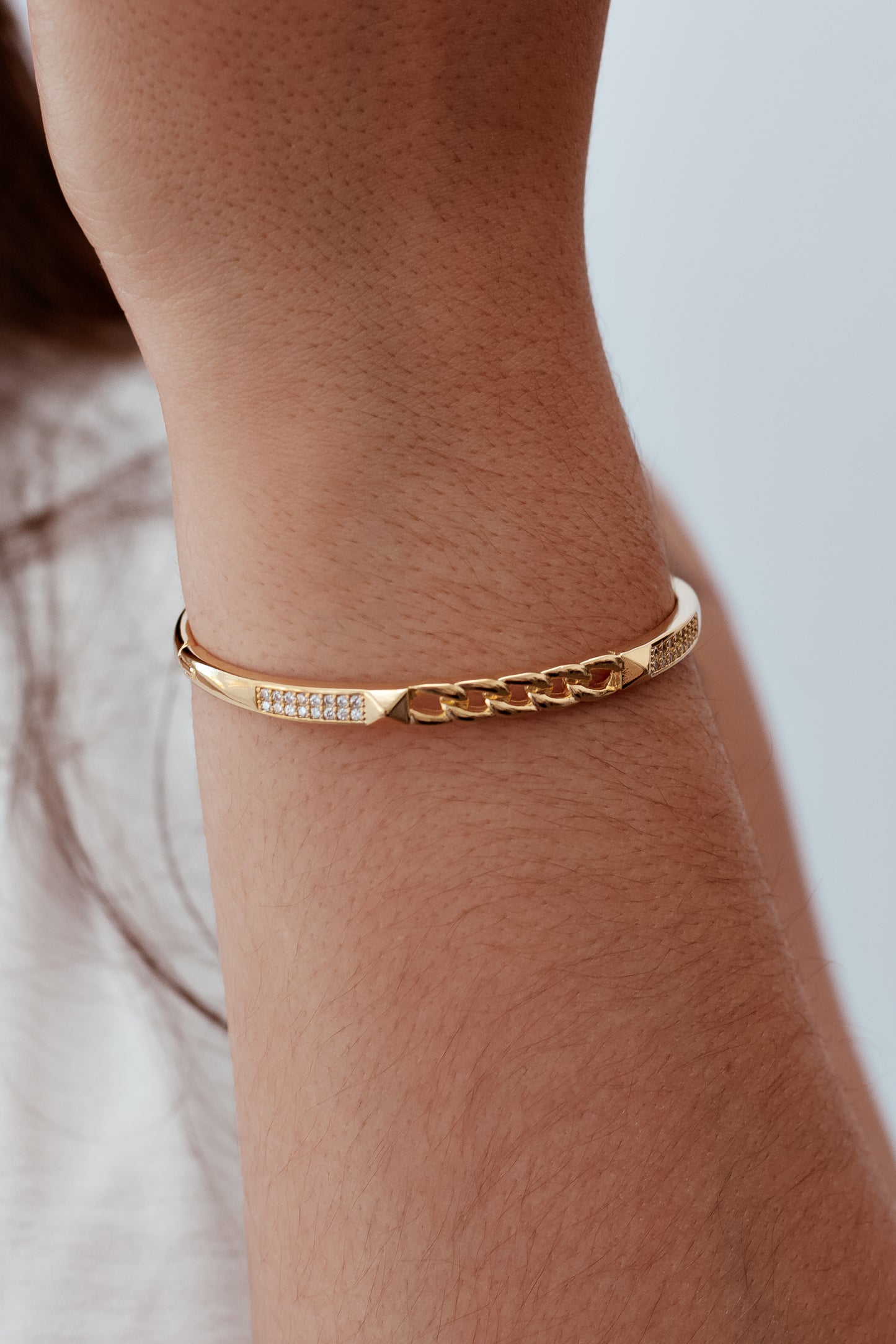 Pulseira com elos e zircônias