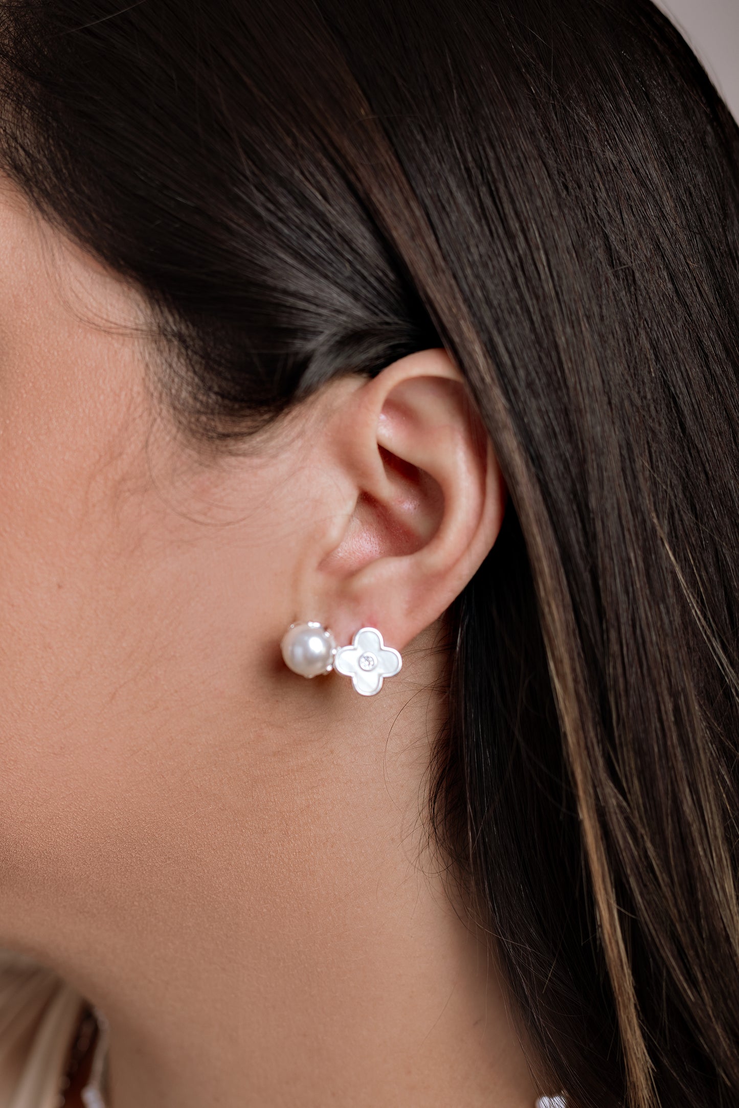 Caravana de perla con detalle dorado