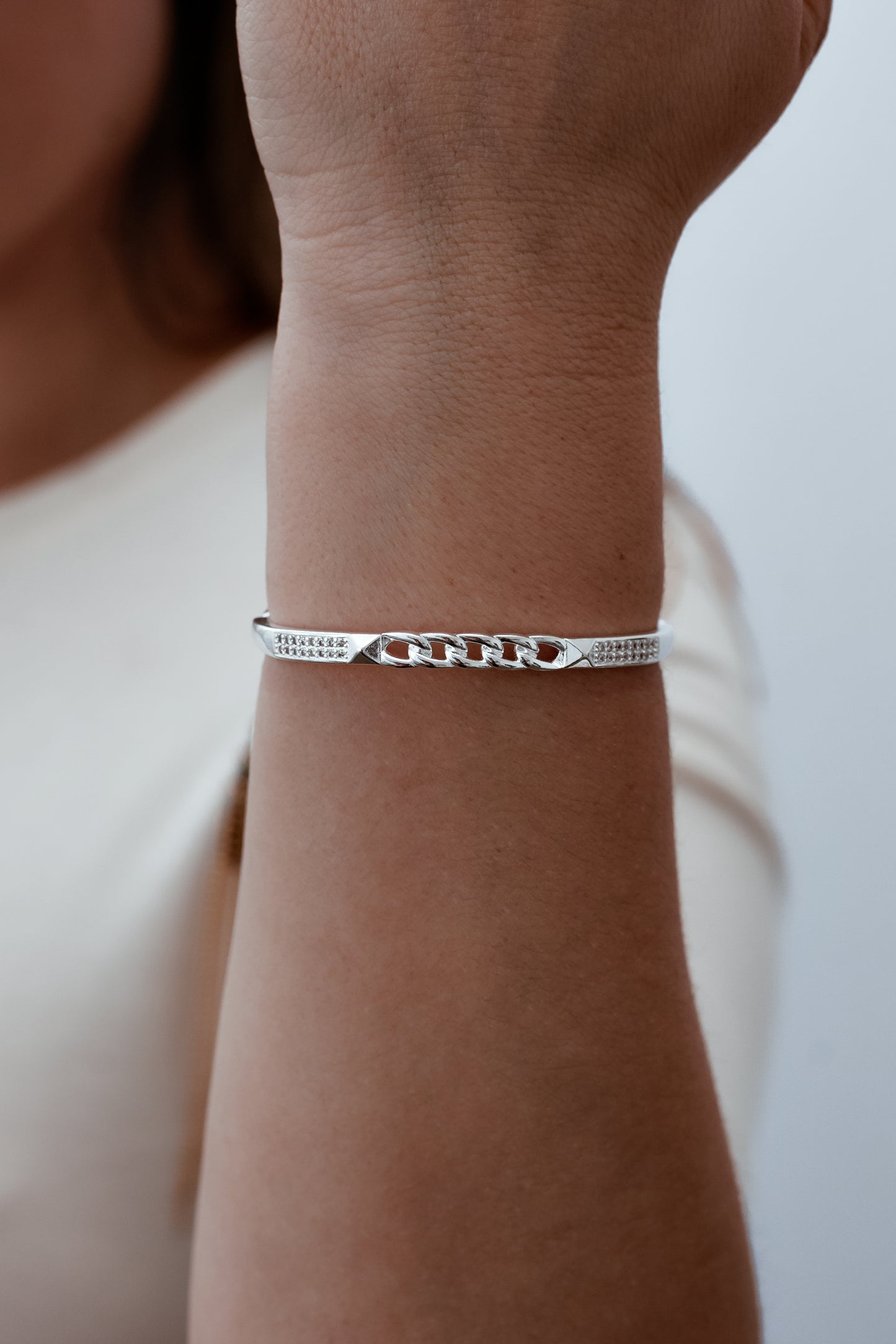 Pulseira com elos e zircônias