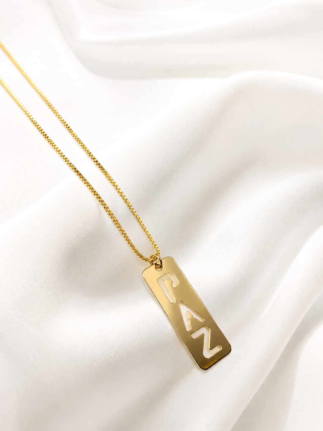 Collar con placa escrita con la palabra ¨paz¨, una pieza delicada y con mucho signficado.