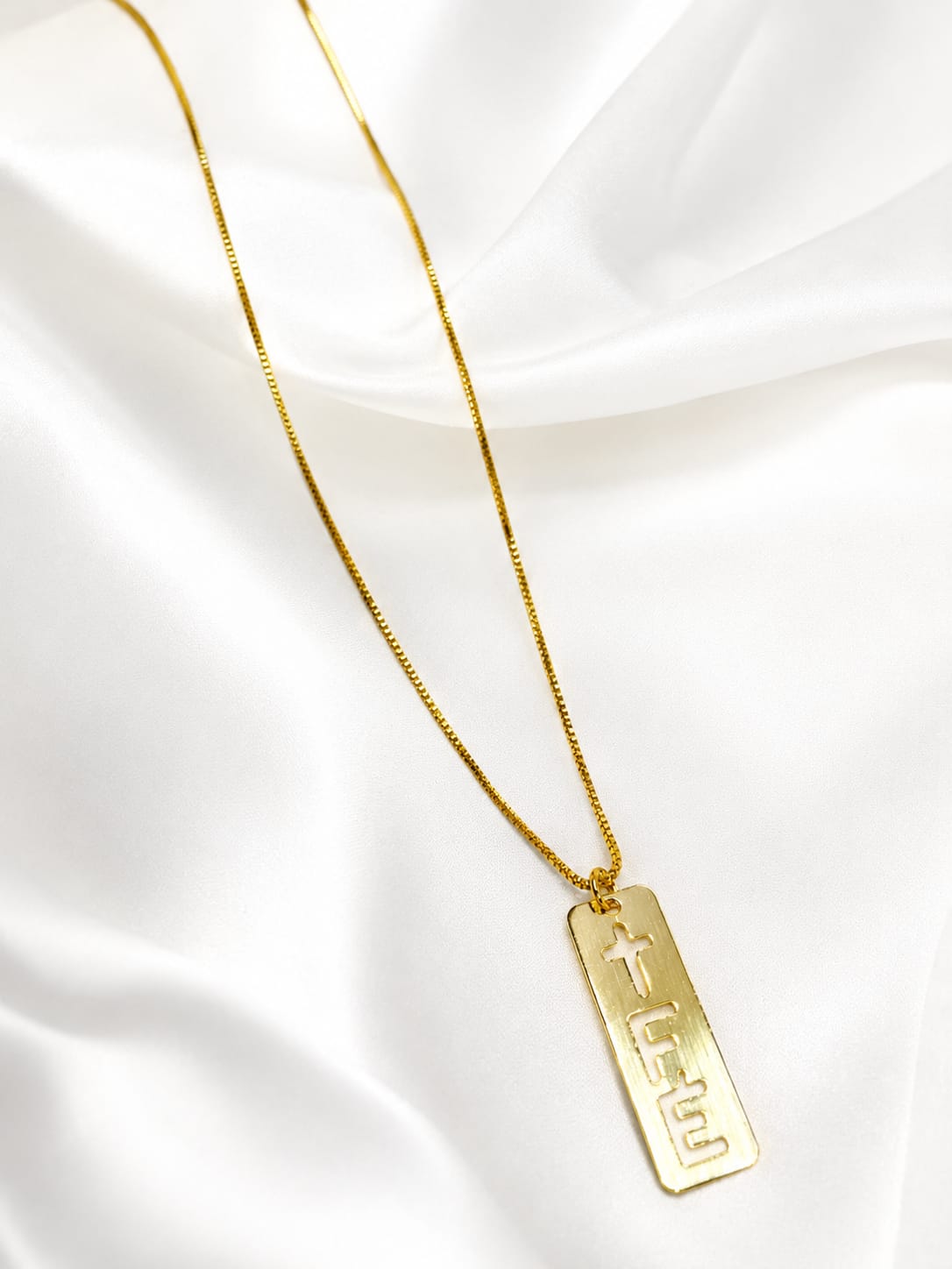 Collar con placa escrita con la palabra ¨Fé¨, una pieza delicada y con mucho signficado.