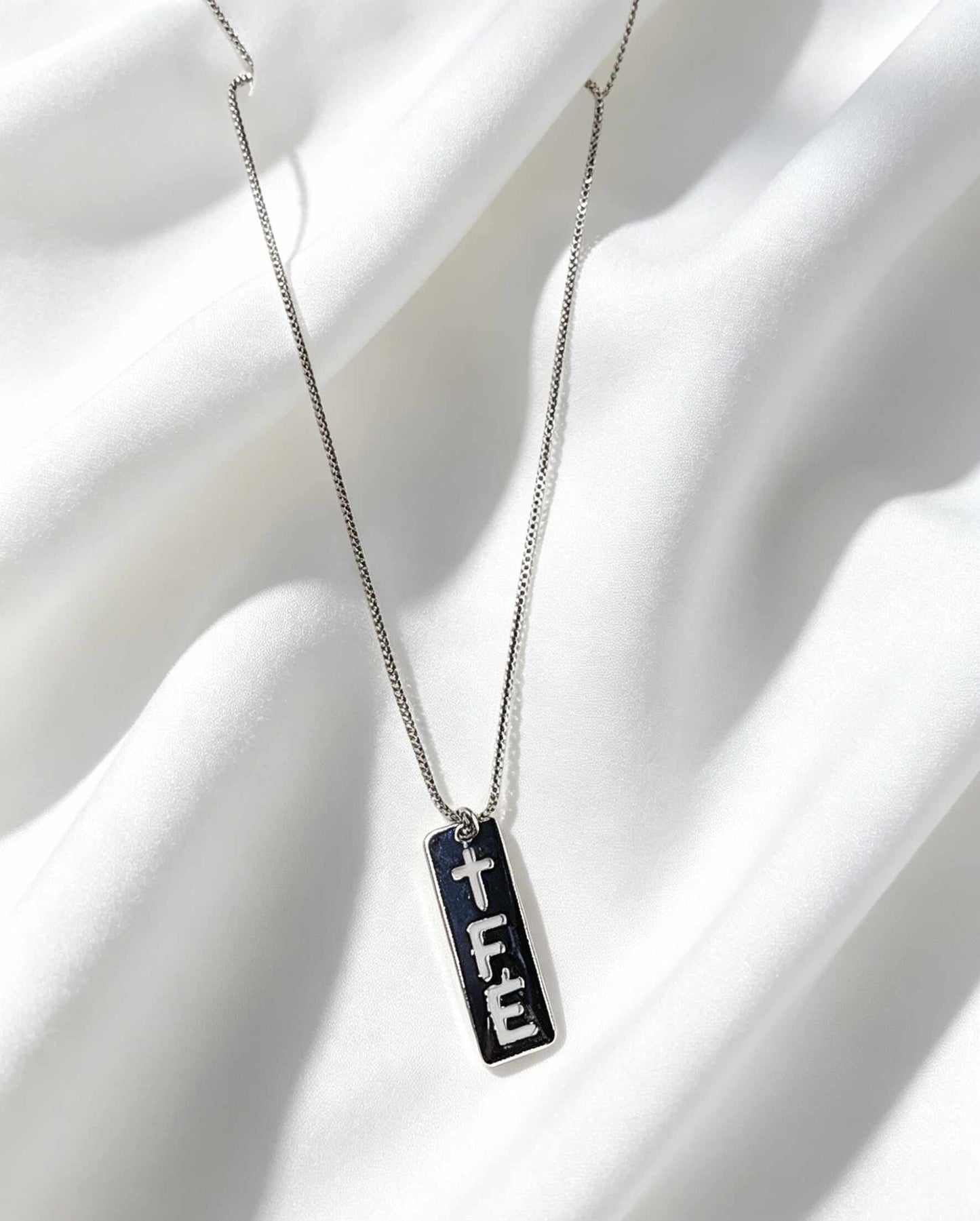 Collar con placa escrita con la palabra ¨Fé¨, una pieza delicada y con mucho signficado.
