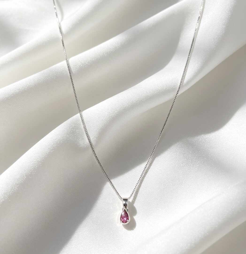 Collar con un delicado dije colgante en forma de gota