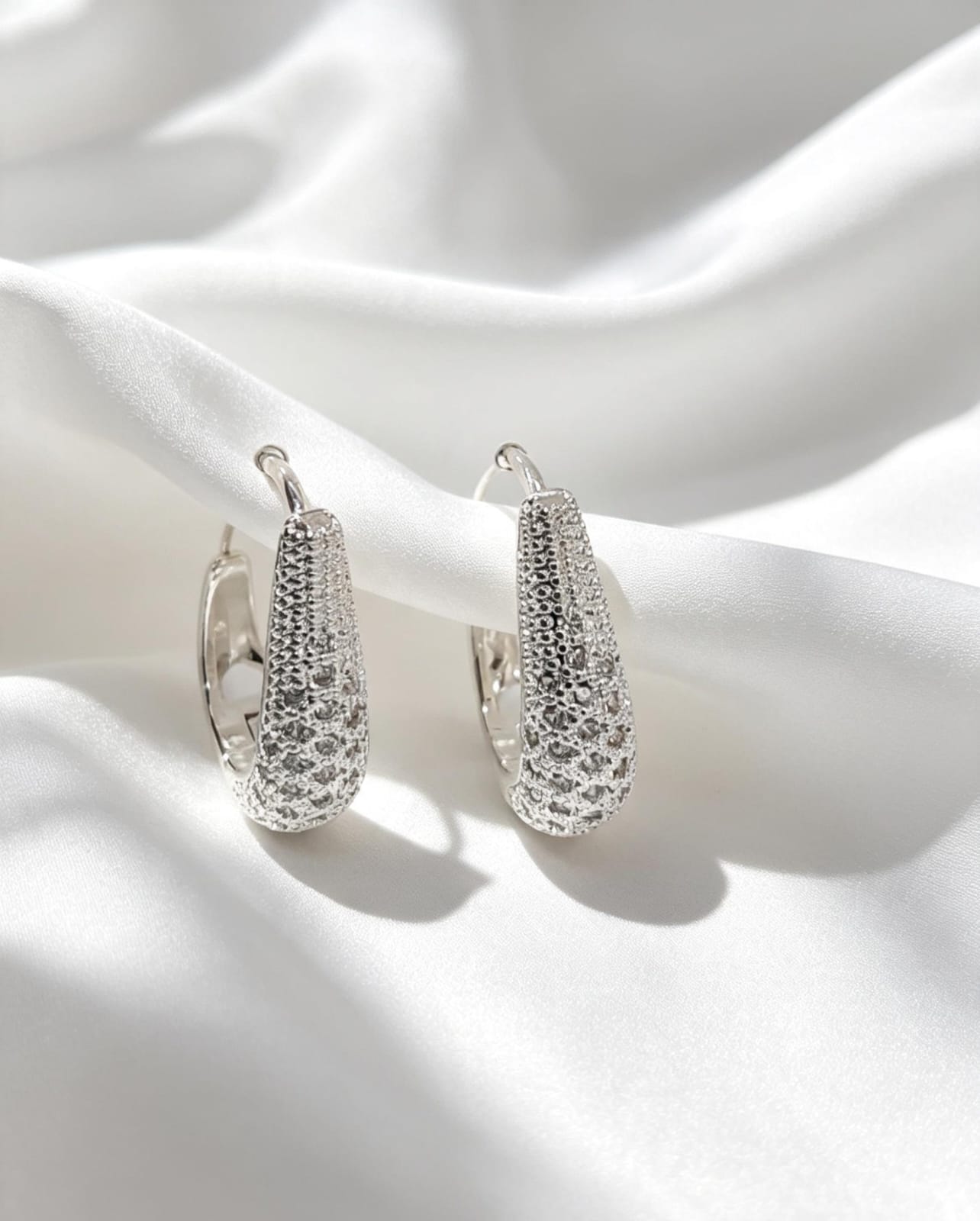 Argola Eva ovalada com zircônias