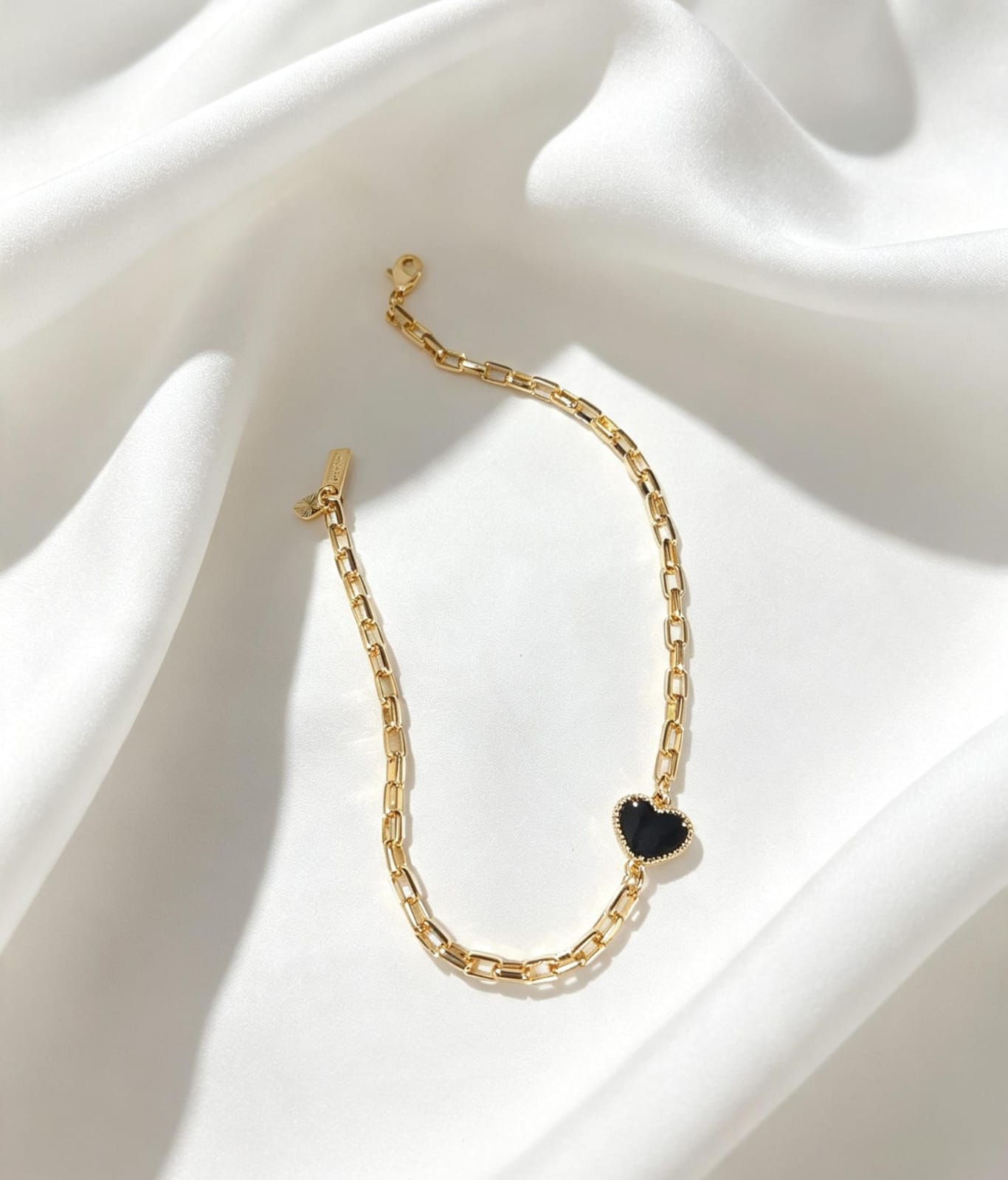 Pulsera de eslabones con un corazón central de color negro