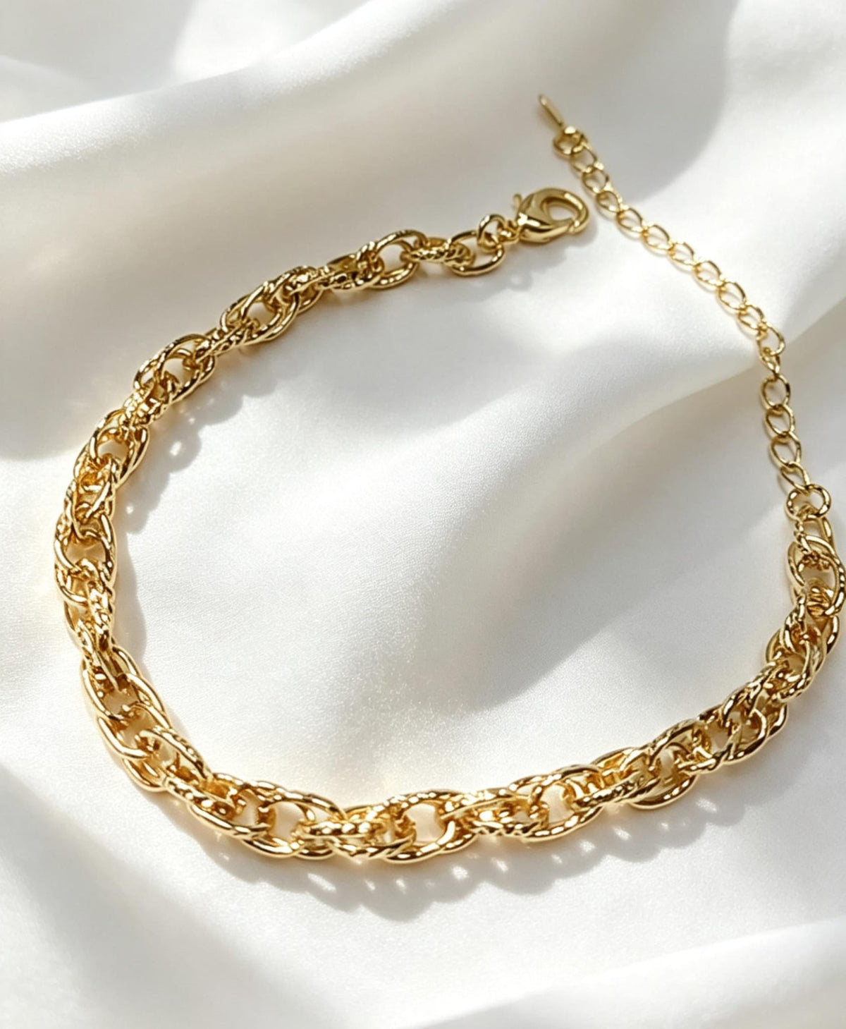 Diseño con cadena texturizada y acabado brillante. Estilo moderno y sostificado.