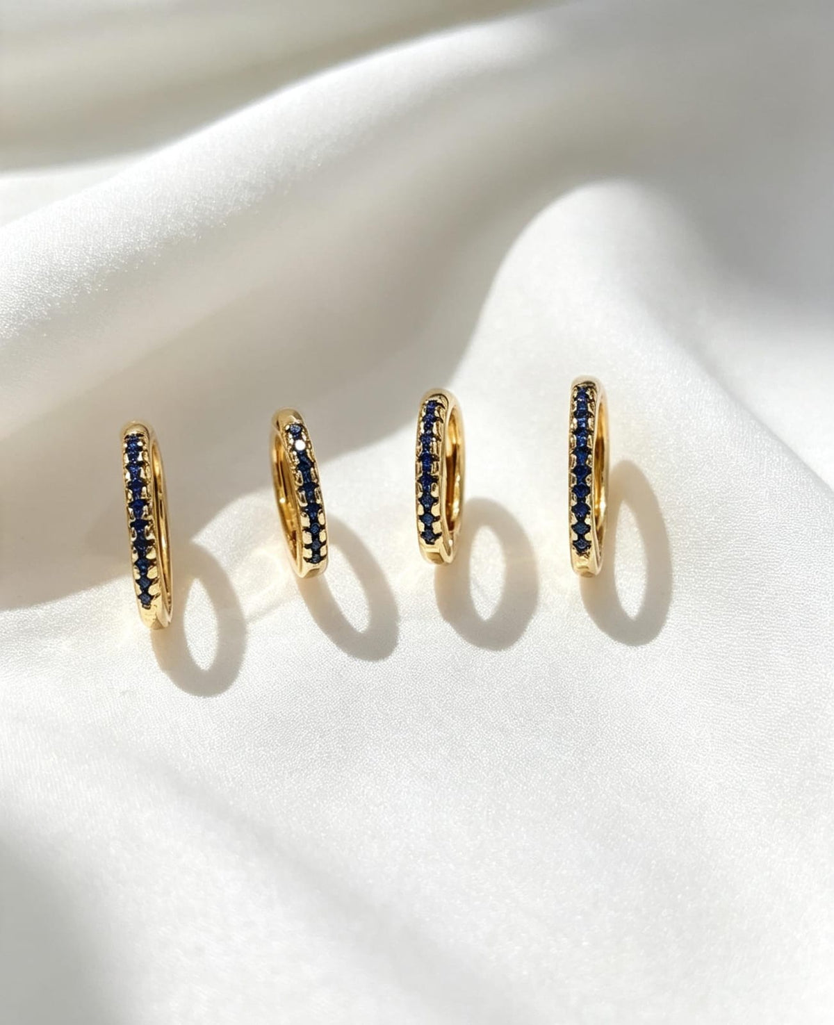 Duo de aritos con microcirconias azul en oro