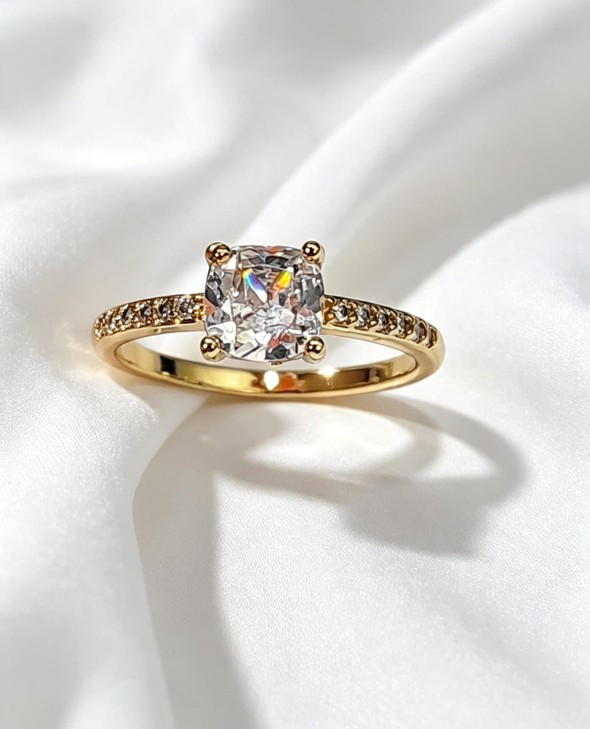 Anillo con circonia central en baño de oro