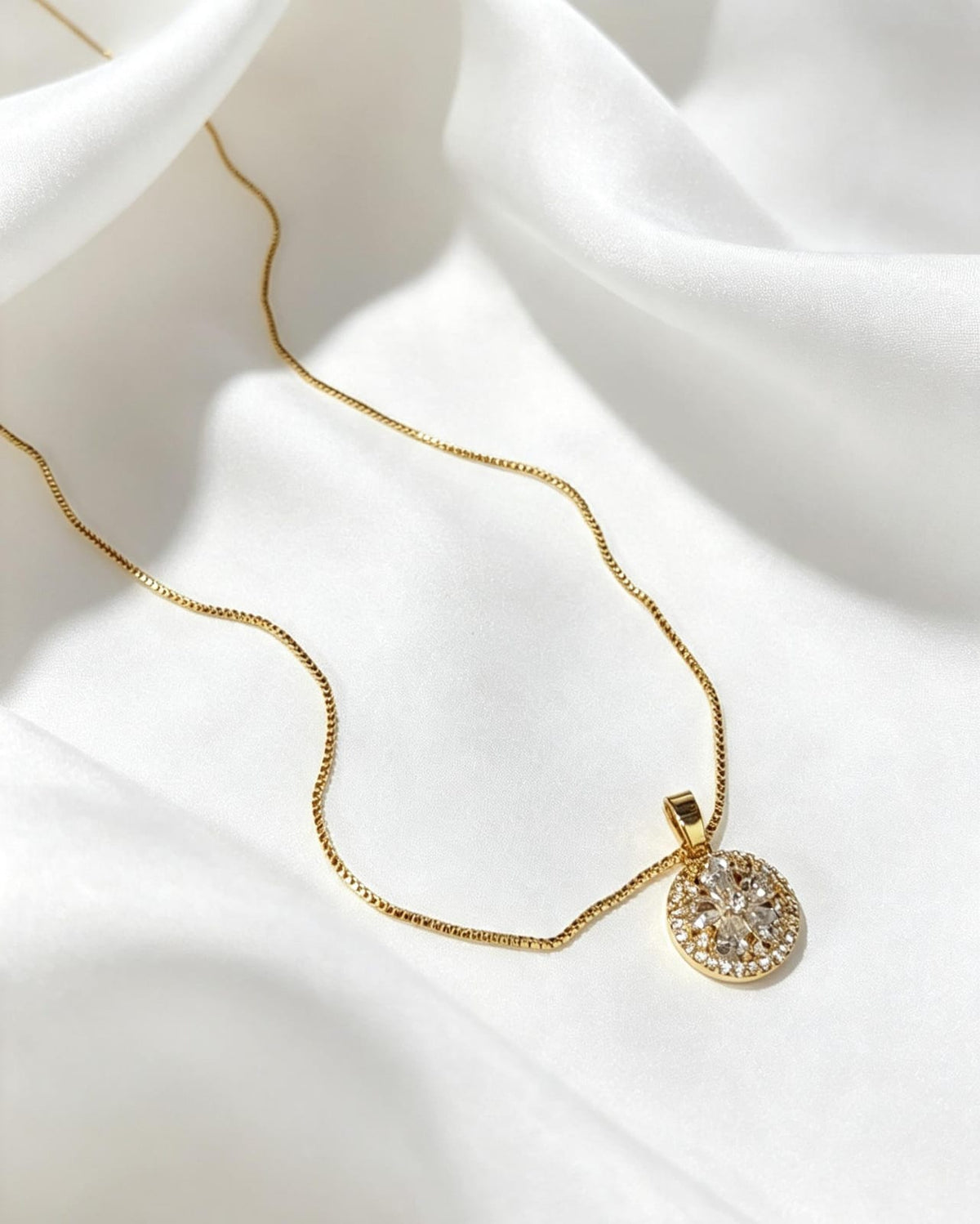 Collar circular con centro en forma de flor en oro