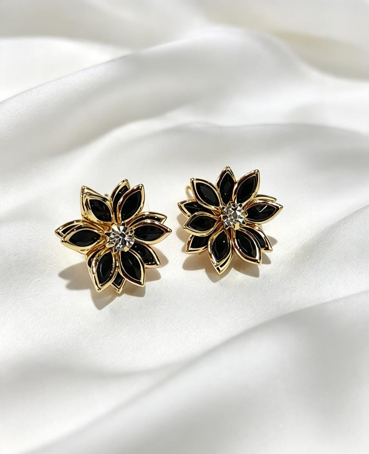 Arito con una circonia y diseño de flor en oro