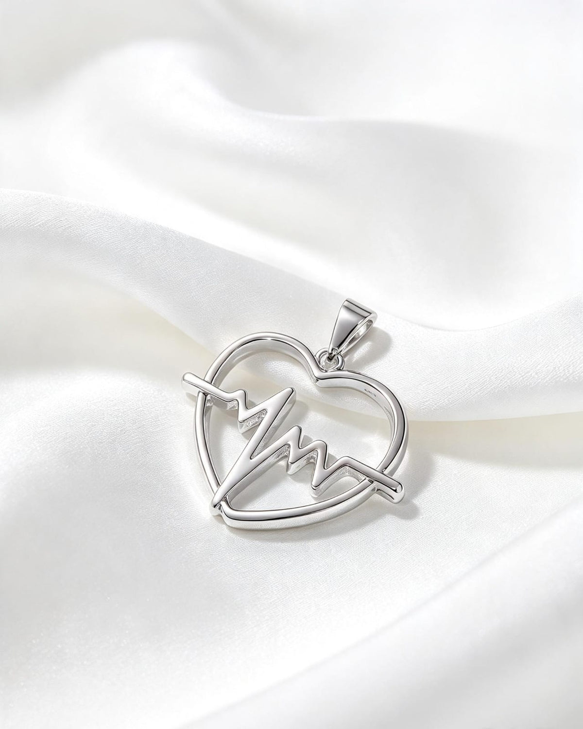 Dijecon una linea de electrocardiograma en plata