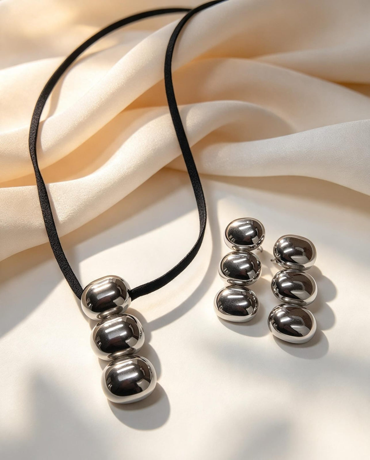 Conjunto con tres formas ovaladas en plata