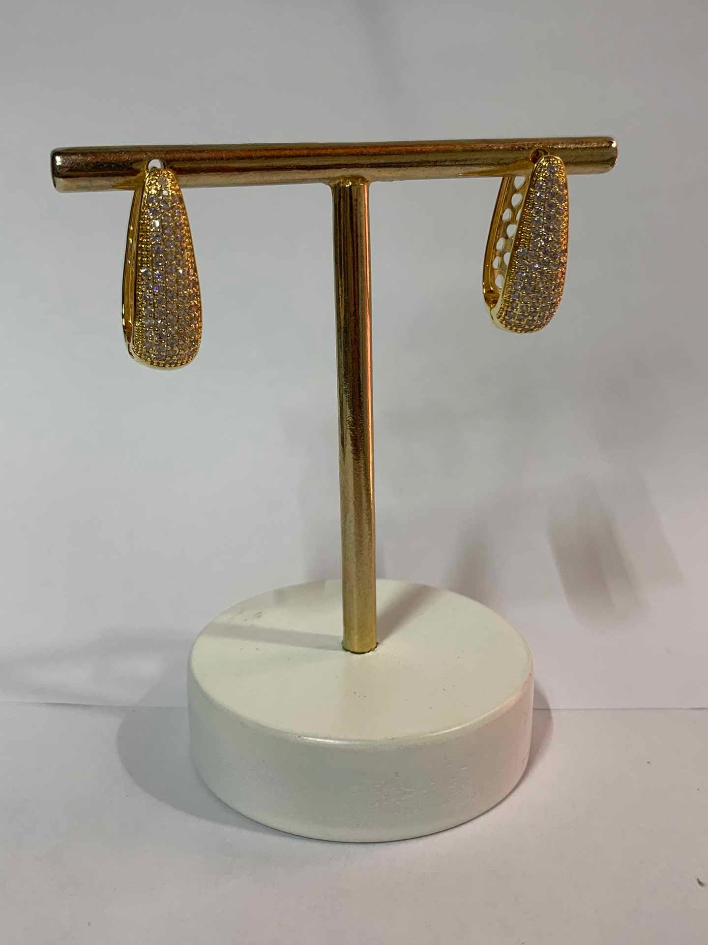 Argola Paola ovalada com zirconia