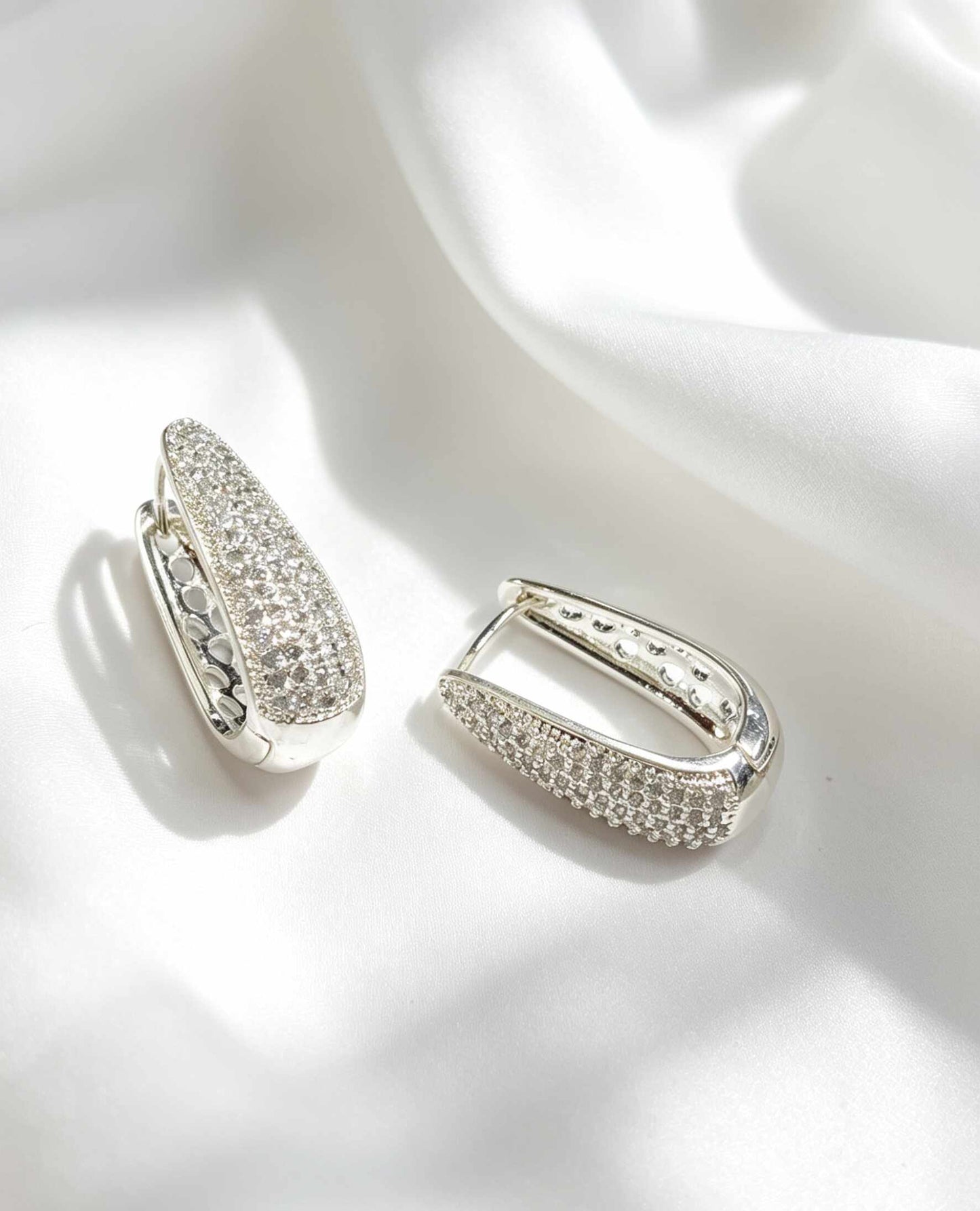 Argola Paola ovalada com zirconia