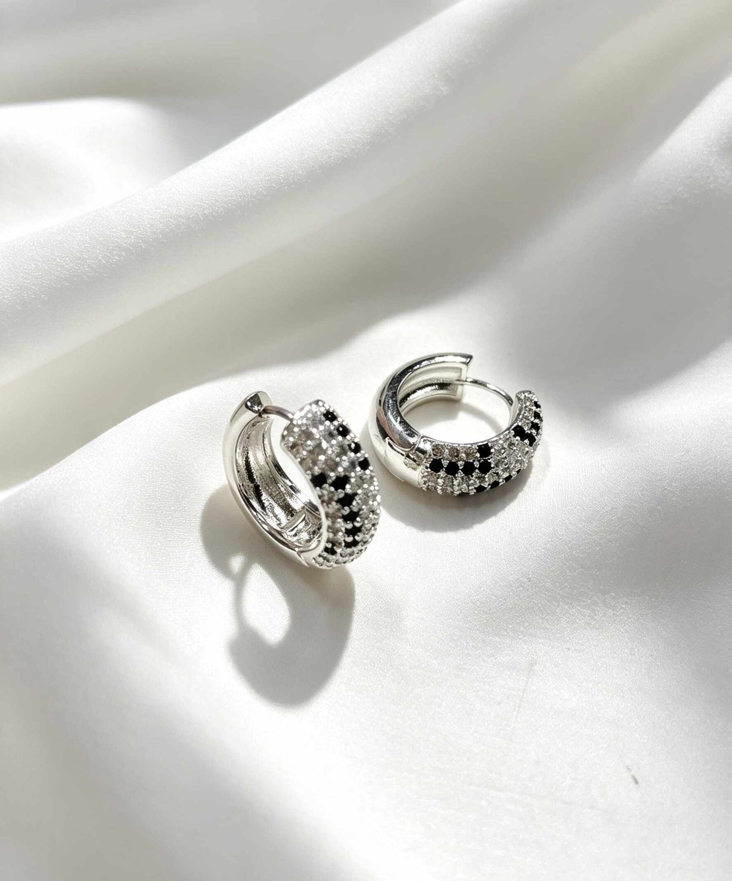 Argola Simone com zirconias cristais e preta