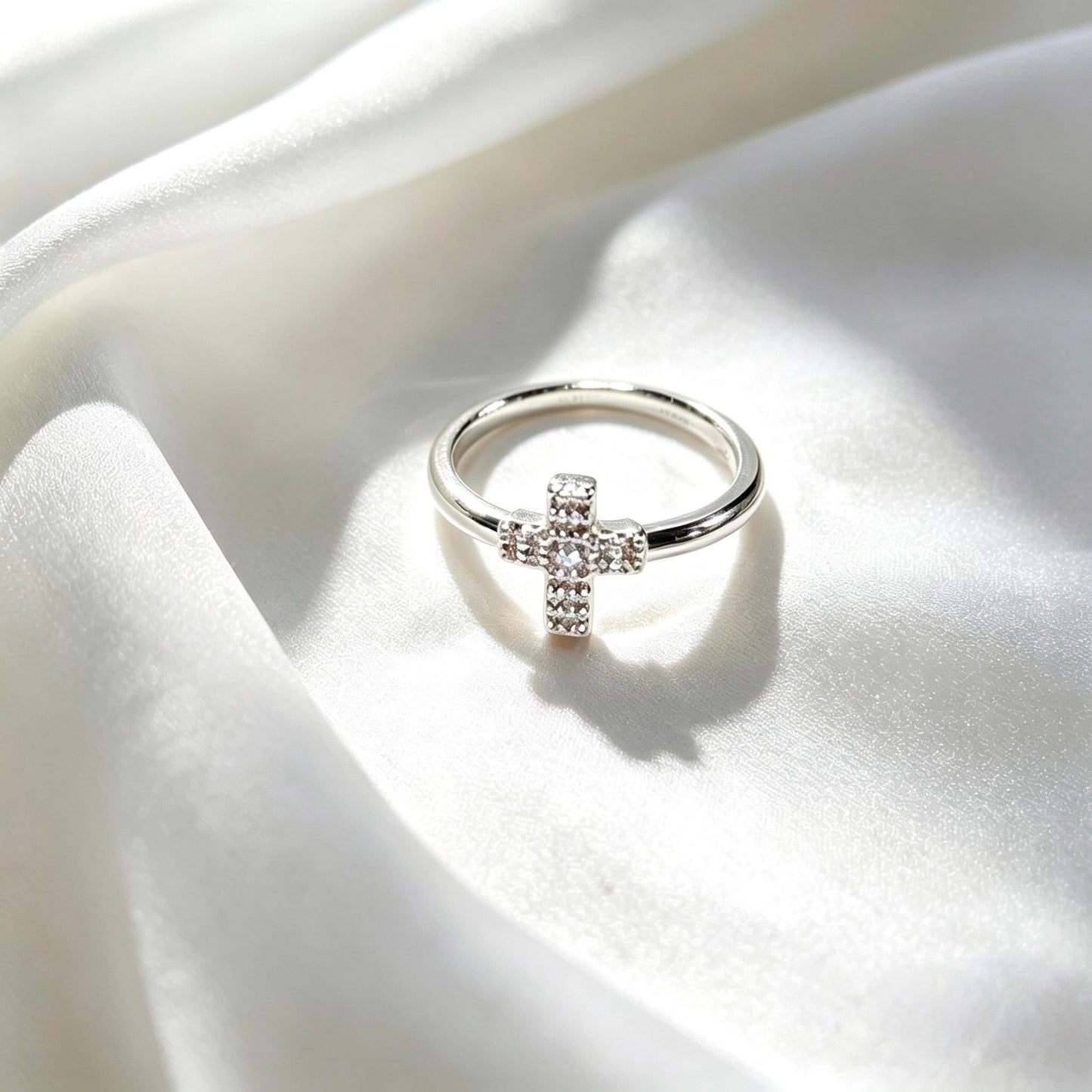 Anillo de cruz con circonias, modelo de falange.