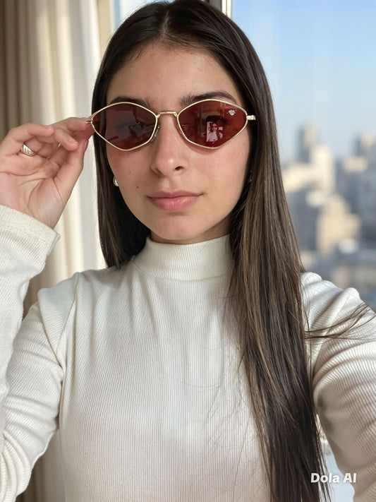 Su diseño fino y lentes en tono rojizo crean un look moderno y lleno de actitud. Perfecto para convertir un outfit simple en uno inolvidable.