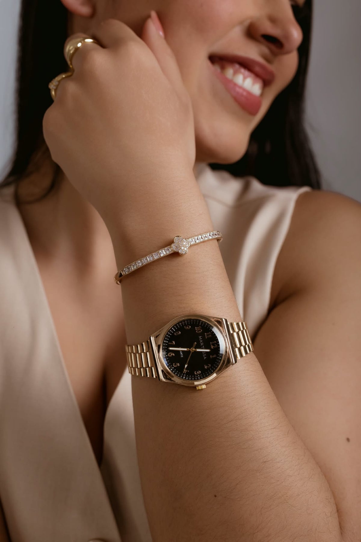 Reloj Femenino Clásico Dorado con Esfera Negra