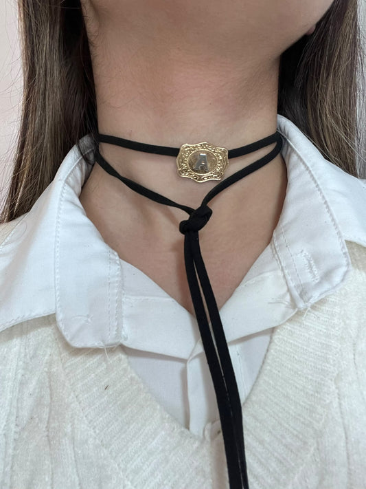 Collar de cordón con medallón con letra M