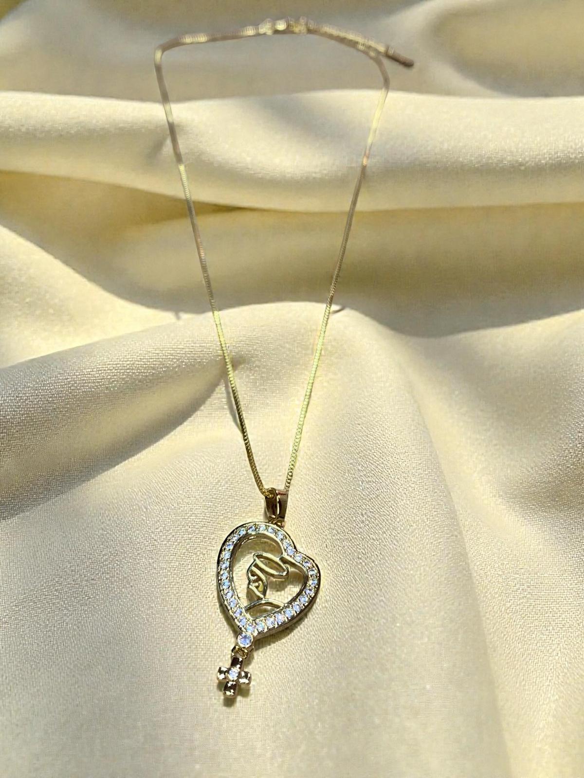 Virgen María y pequeño crucifijo