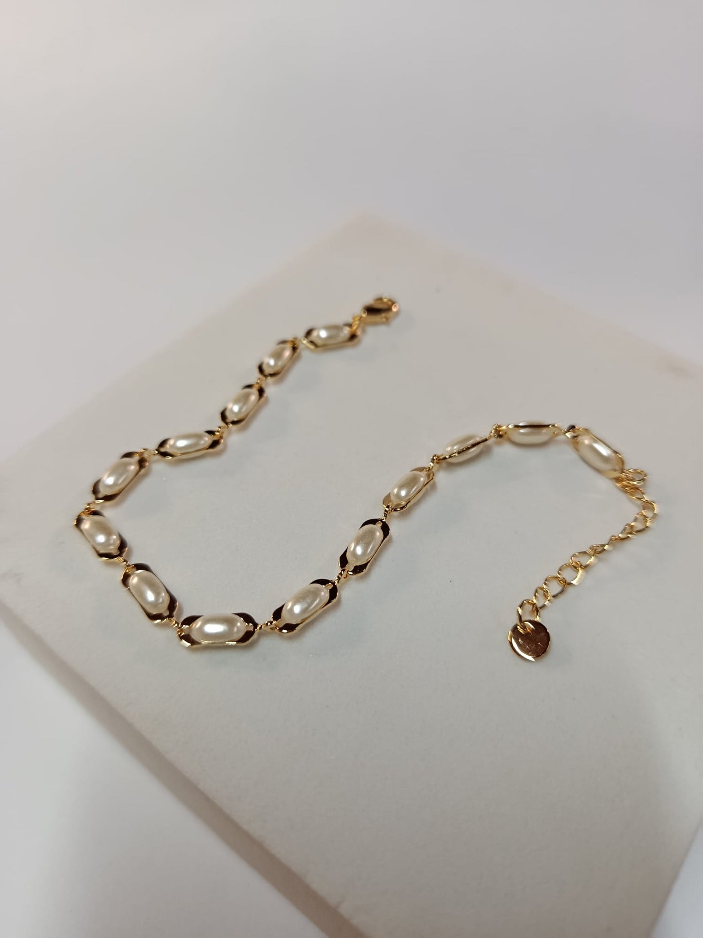 Pulsera dorada con perlas ovaladas. Liviana y elegante, ideal para sumar estilo a cualquier ocasión.
