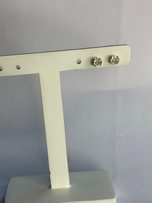Caravanas en baño oro, formato mini punto de luz. El accesorio perfecto que combina con todo.