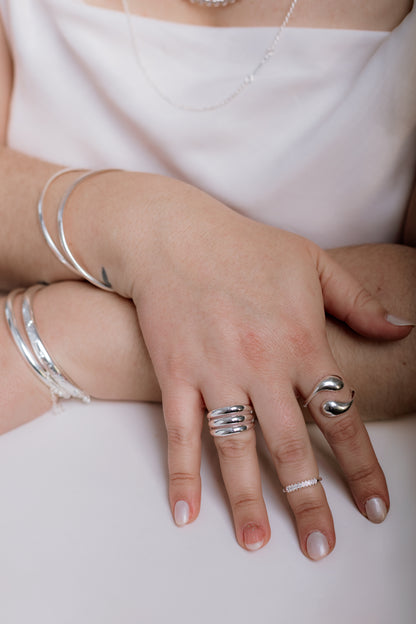 Anillo regulable con gotas entrelazadas