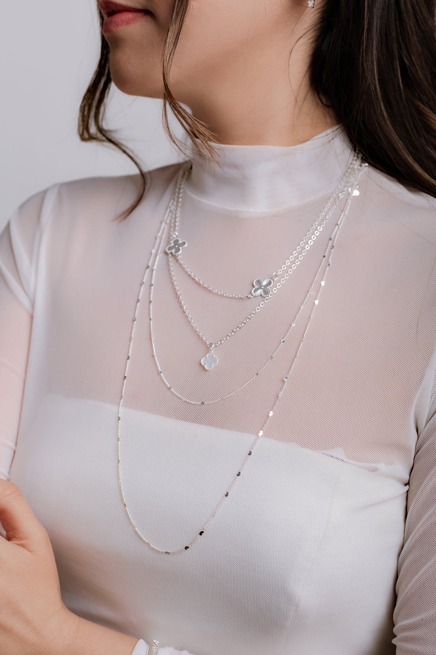 Collar con trébol blanco