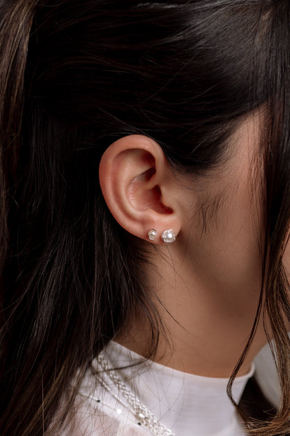 Caravana de perla con detalle dorado