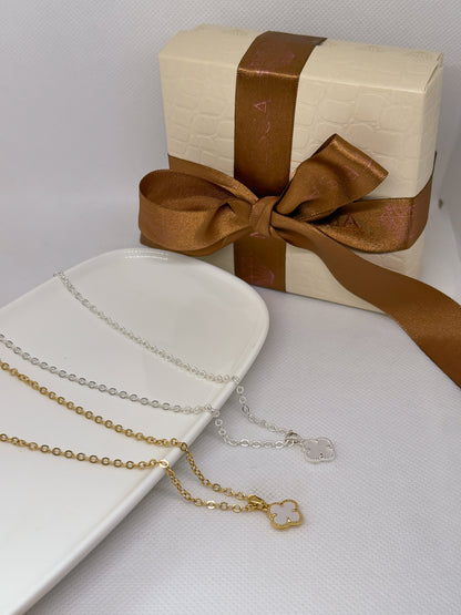 Collar con trébol blanco