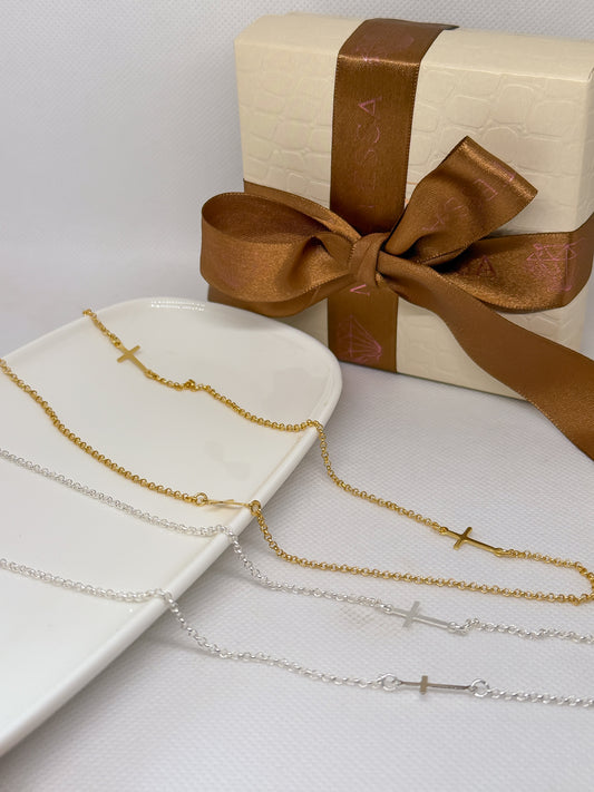 Collar largo con cruz pequeña