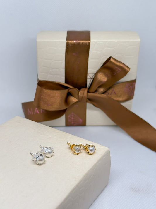 Caravana de perla con detalle dorado