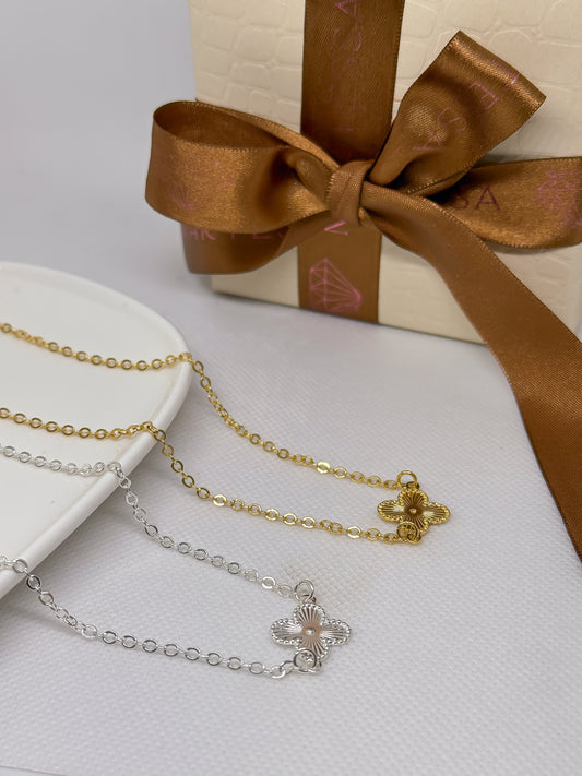 Collar con trébol liso