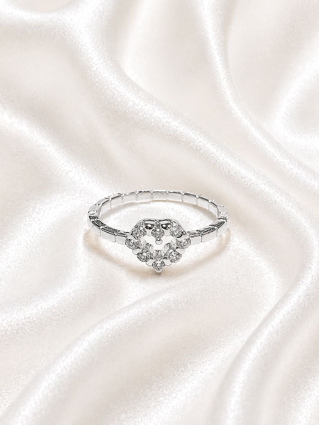 Anillo de falange con delicado corazón de circonias, un diseño sutil que aporta brillo y un aire romántico.