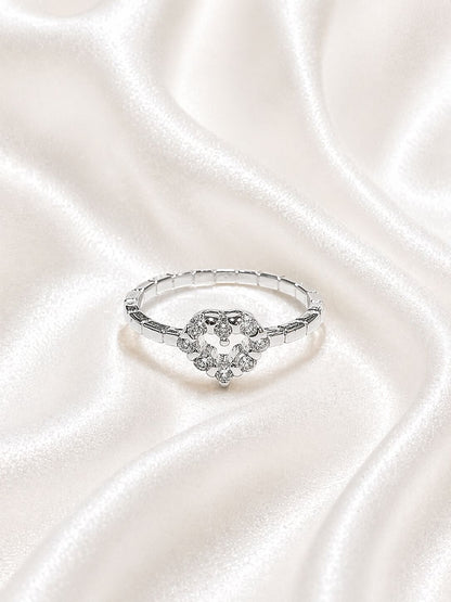 Anillo de falange con delicado corazón de circonias, un diseño sutil que aporta brillo y un aire romántico.