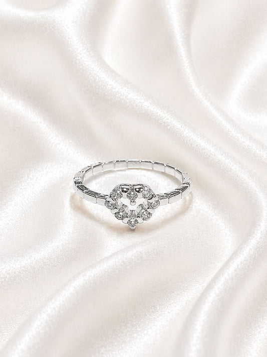 Anillo de falange con delicado corazón de circonias, un diseño sutil que aporta brillo y un aire romántico.