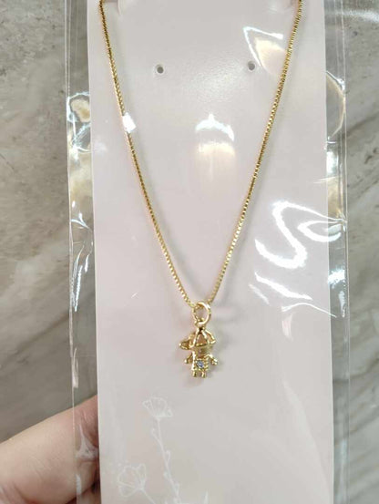 collar con dije de niño