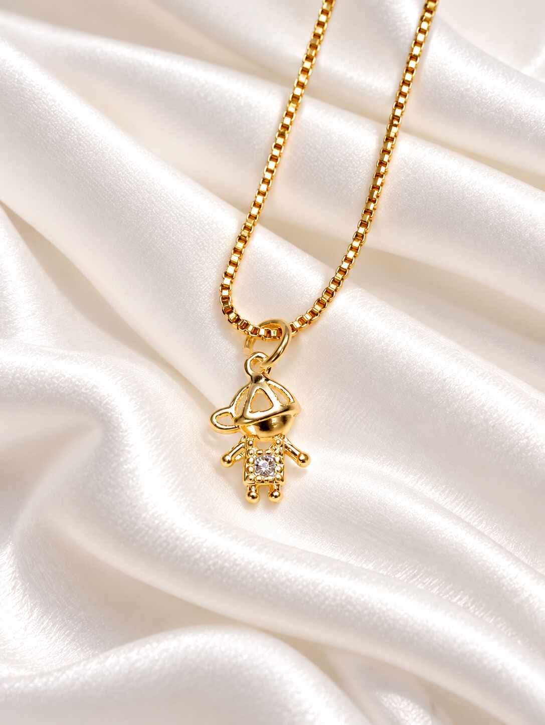 collar con dije de niño