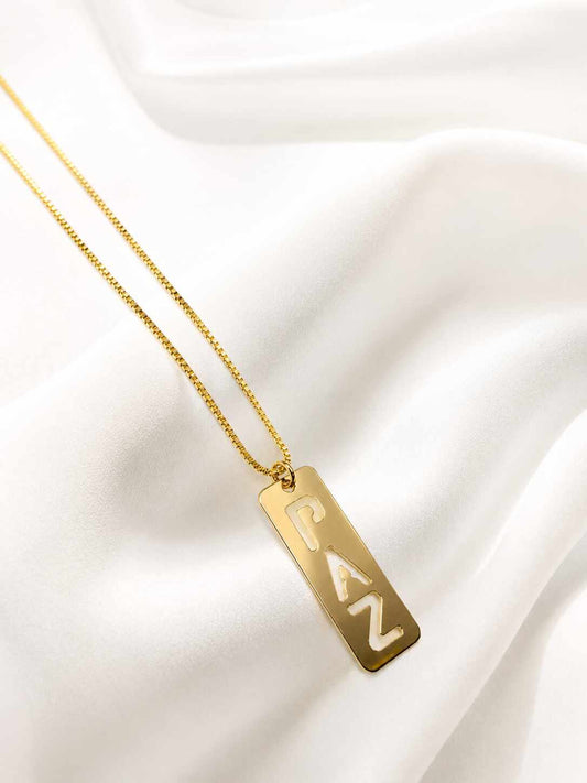 Collar con placa escrita con la palabra ¨paz¨, una pieza delicada y con mucho signficado.
