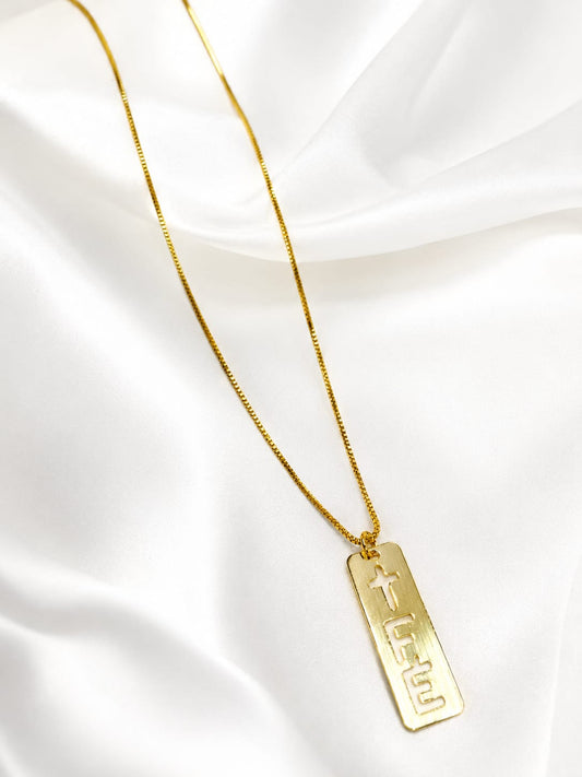Collar con placa escrita con la palabra ¨Fé¨, una pieza delicada y con mucho signficado.