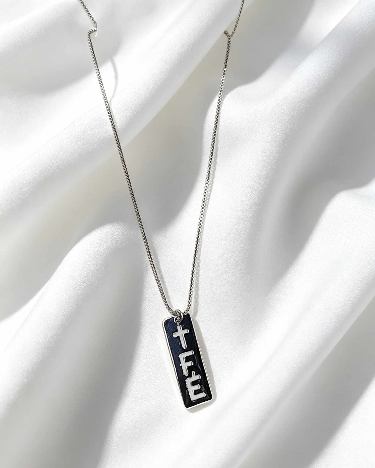 Collar con placa escrita con la palabra ¨Fé¨, una pieza delicada y con mucho signficado.