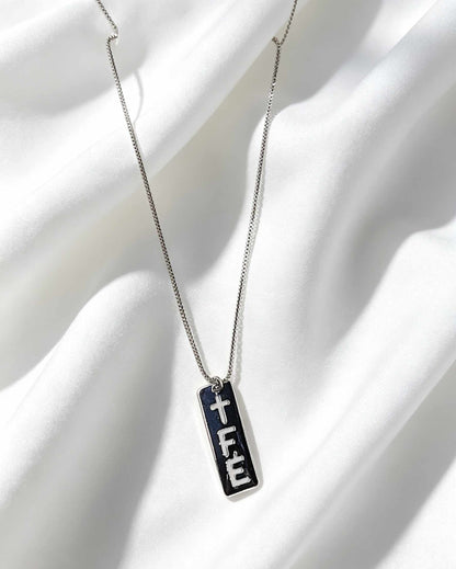 Collar con placa escrita con la palabra ¨Fé¨, una pieza delicada y con mucho signficado.