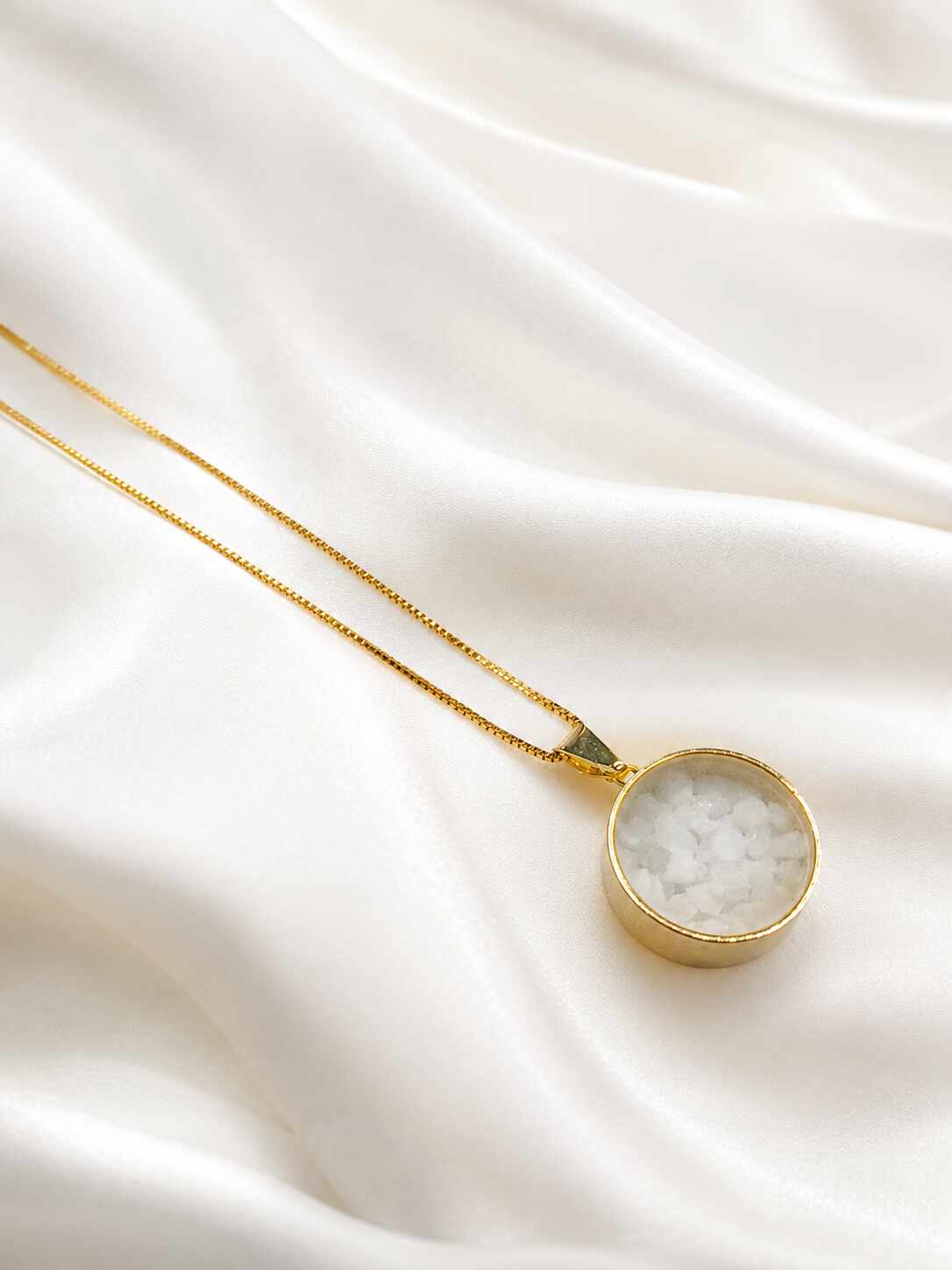 Collar con dije circular y piedras blancas