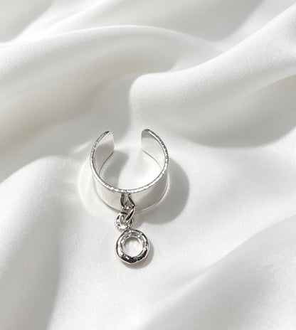 piercing fake con un dije colgante de cristal