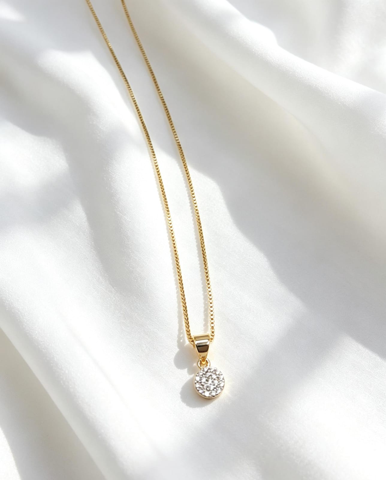 Collar de circulo con microcirconias (6mm). Delicado y elegante, ideal para acompañarte en ocacicones especiales.