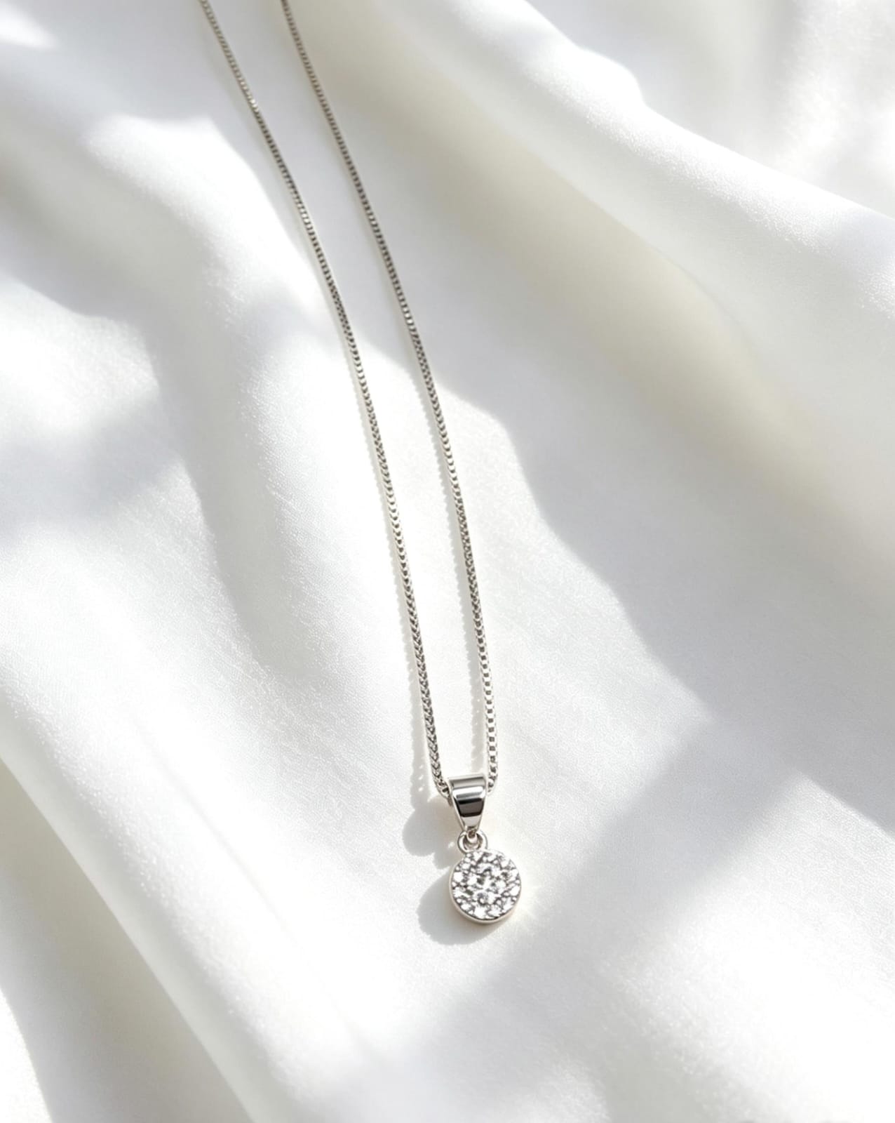 Collar de circulo con microcirconias (6mm). Delicado y elegante, ideal para acompañarte en ocacicones especiales.