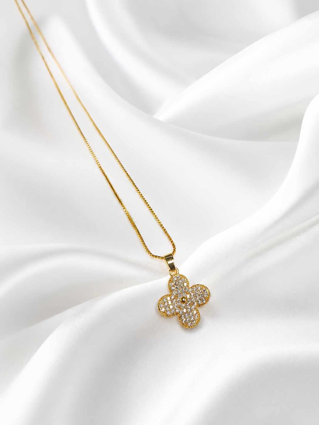 Collar con dije de trébol con micro circonias 