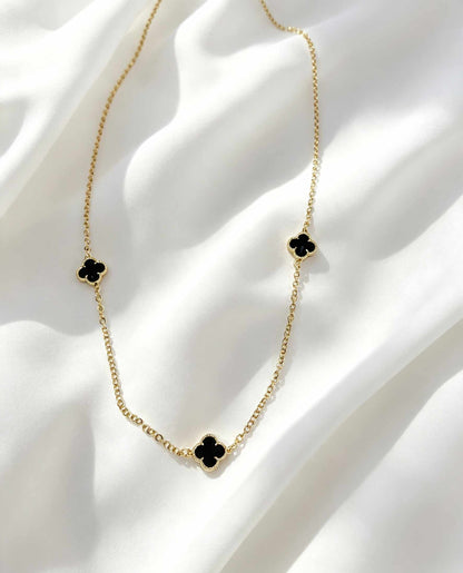 Collar largo con tres dijes de trébol negro