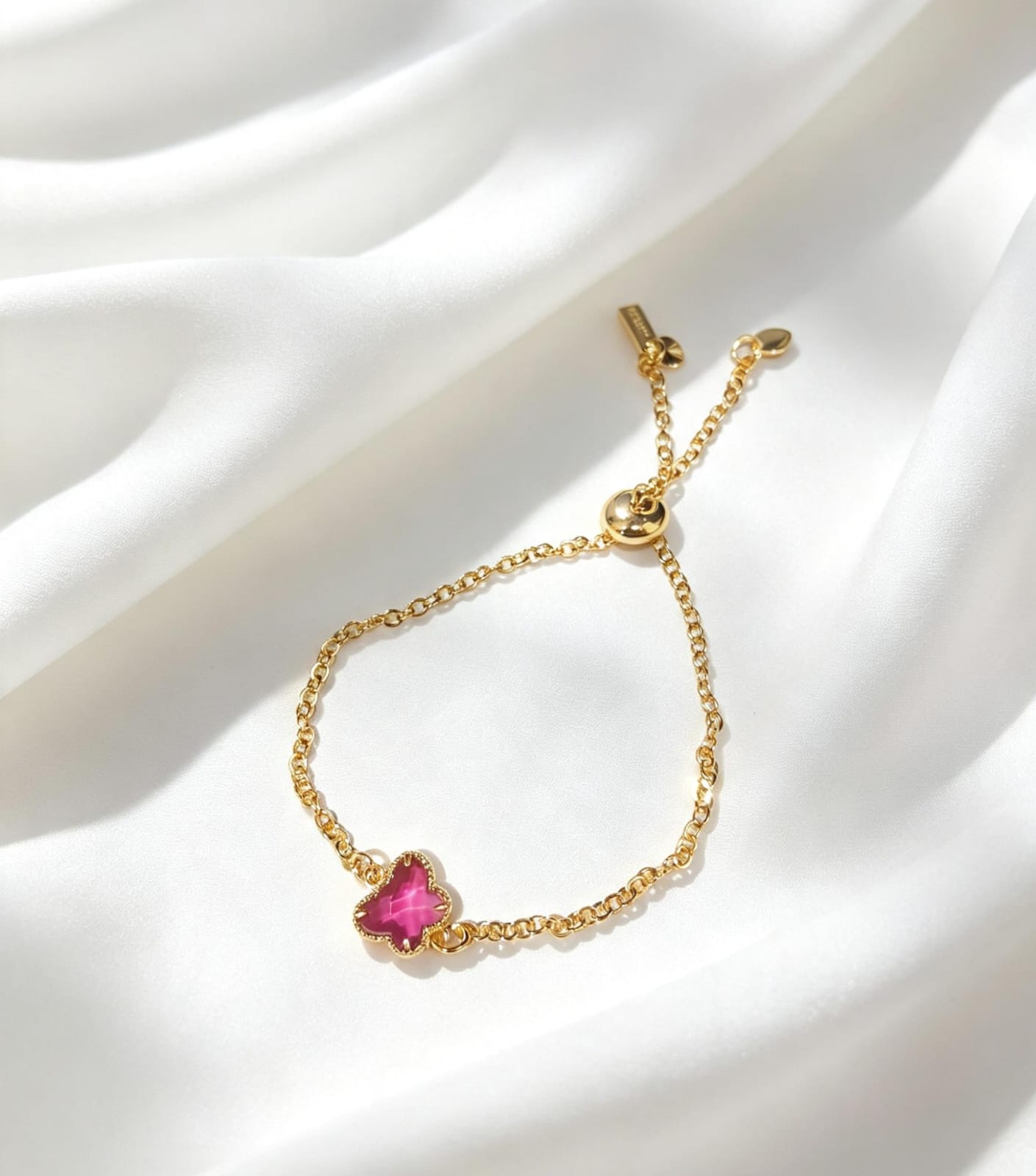 Pulsera tipo ajustable con dije de mariposa con piedra rosa