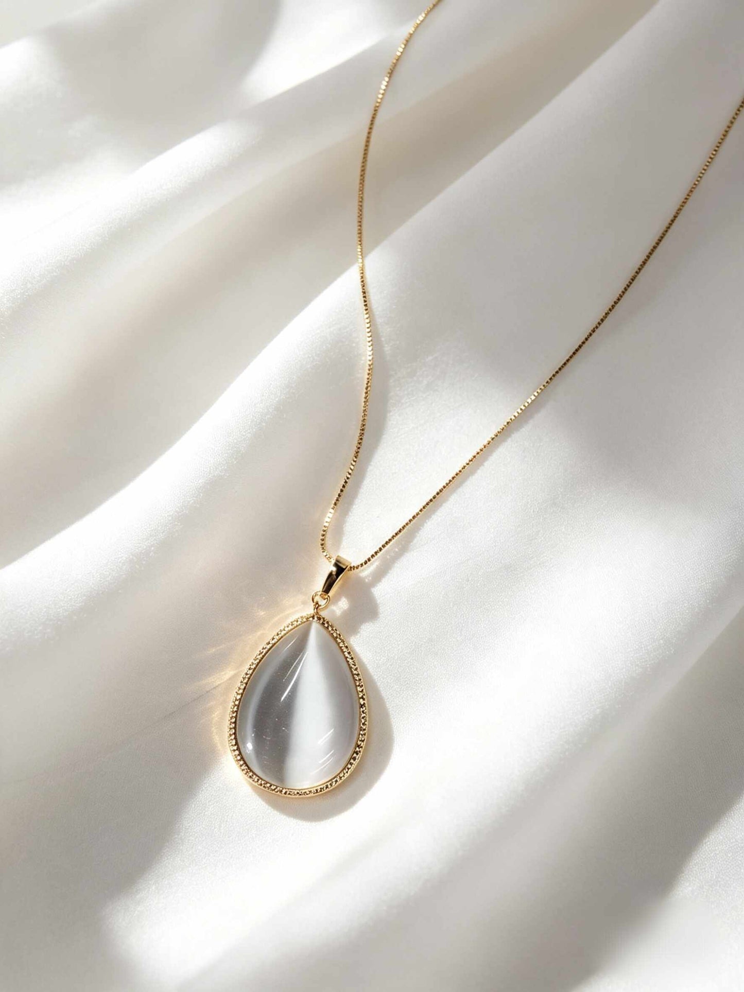 Collar de gota de madreperla, un diseño minimalista y elegante que imita el ojo de gato.